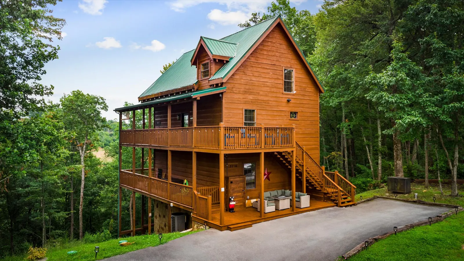 Side view of Acorn Ridge cabin showing the driveway and stacked decks